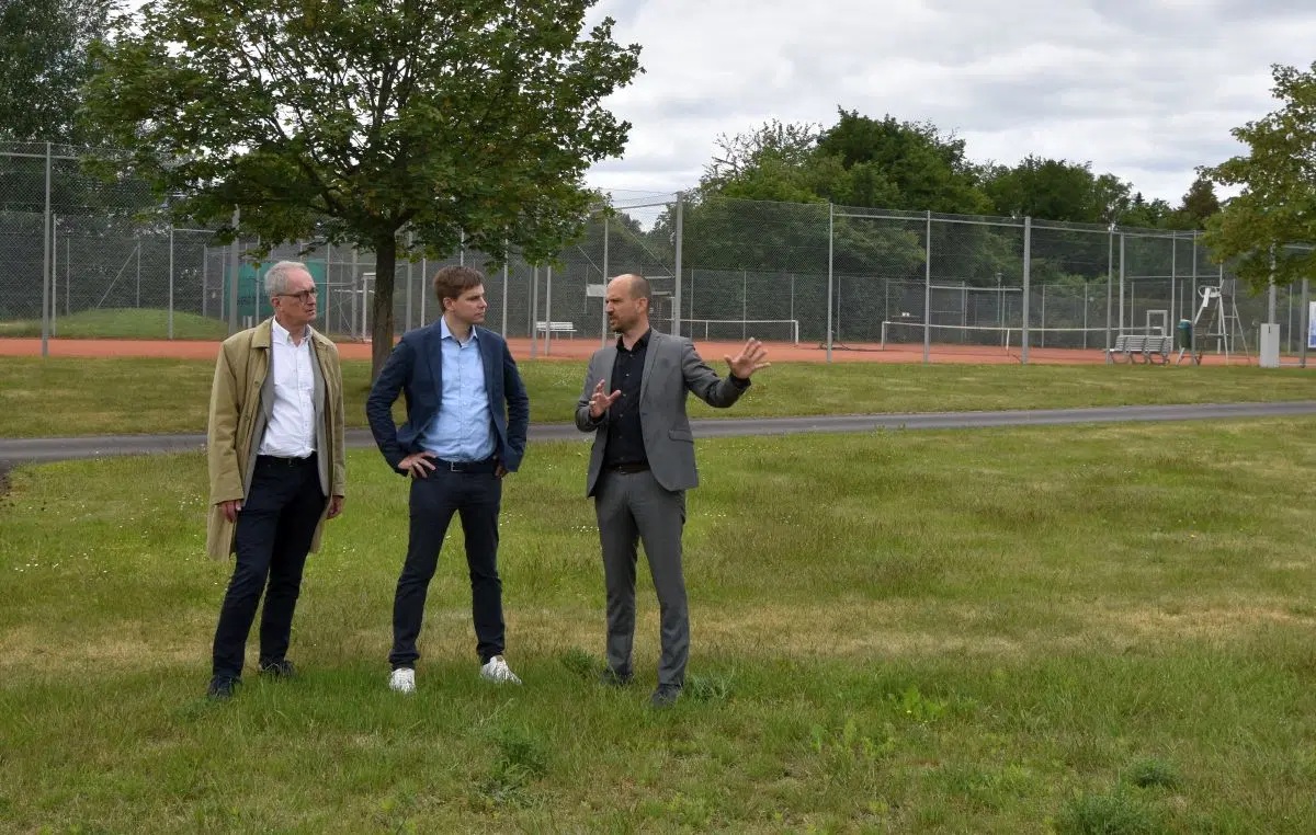 Prof. Leible, Thomas Simon und Tim Ströbel auf dem Sportgelände der Uni Bayreuth