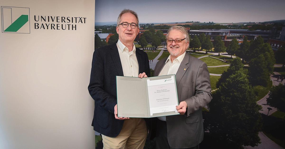 Präsident UBT zus. m. Prof. Woratschek bei der Übergabe d. Emeritus of Honour