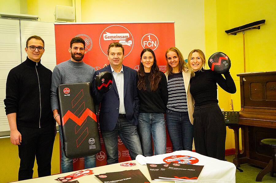 Mitarbeiter vor 1. FCN Tafel